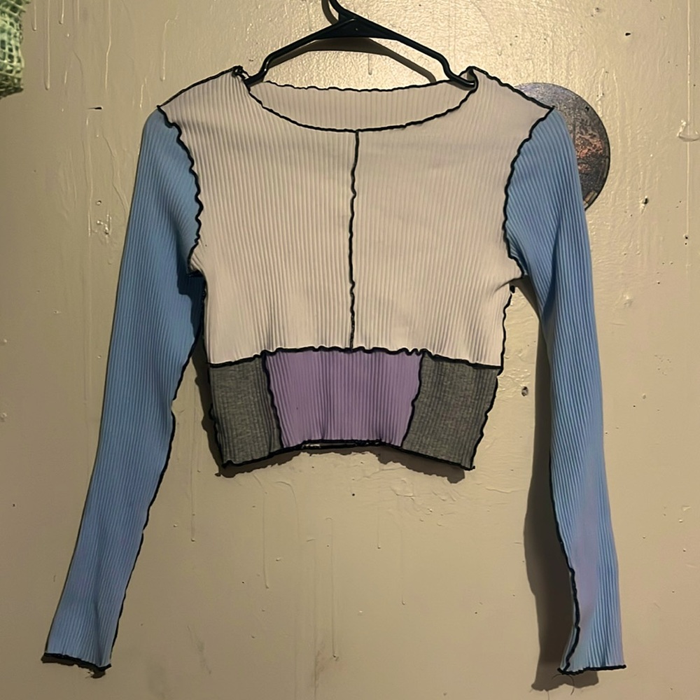Medium cropped colorblock long sleeve with crimped black stitching